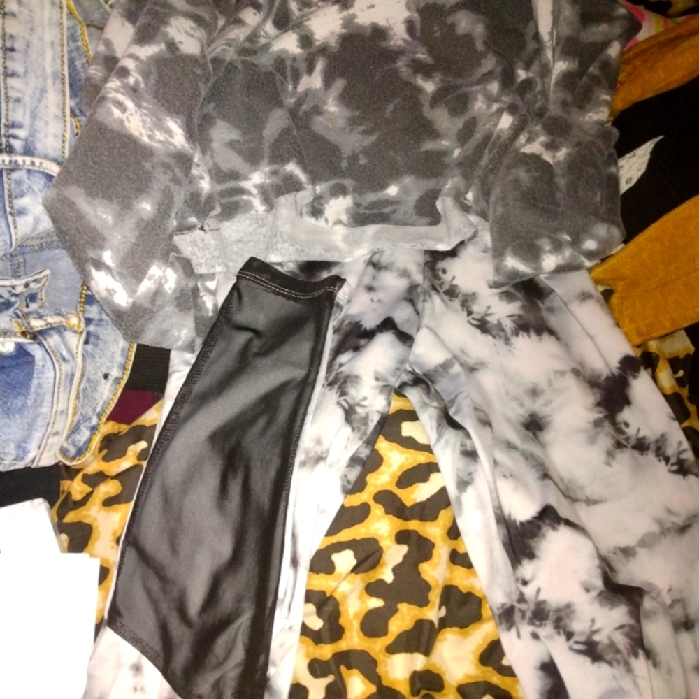 Legging and cropped sweat shirt